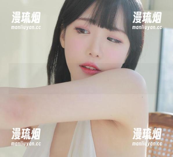 直击心灵的白猫Addielyn(에디린)原图，图片里藏着小秘密