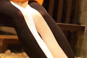 观看ROSI女王的作品时，光线和肌肤的碰撞真是让人不知所谓！