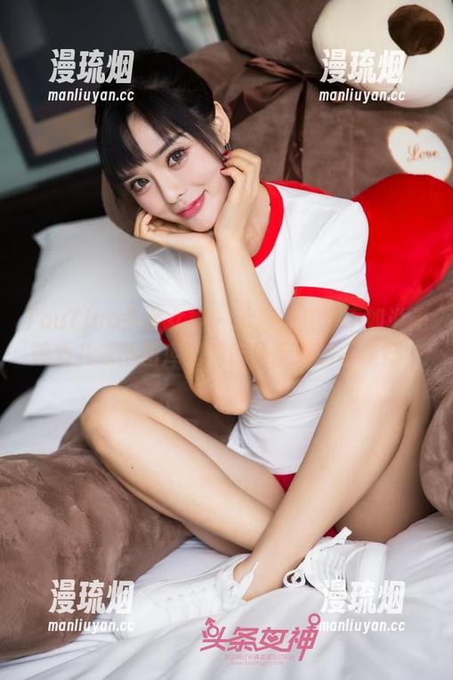 TouTiao头条女神-迪爱儿 TouTiao头条女神 - 清凉一夏?不如说是迪爱儿泳池图库里的作品带来的小美好!