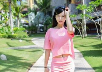 TuiGirl推女郎 - 海边随意拍，林萌萌图集：她的每一个姿势都在海风中显得那么“不经意”。