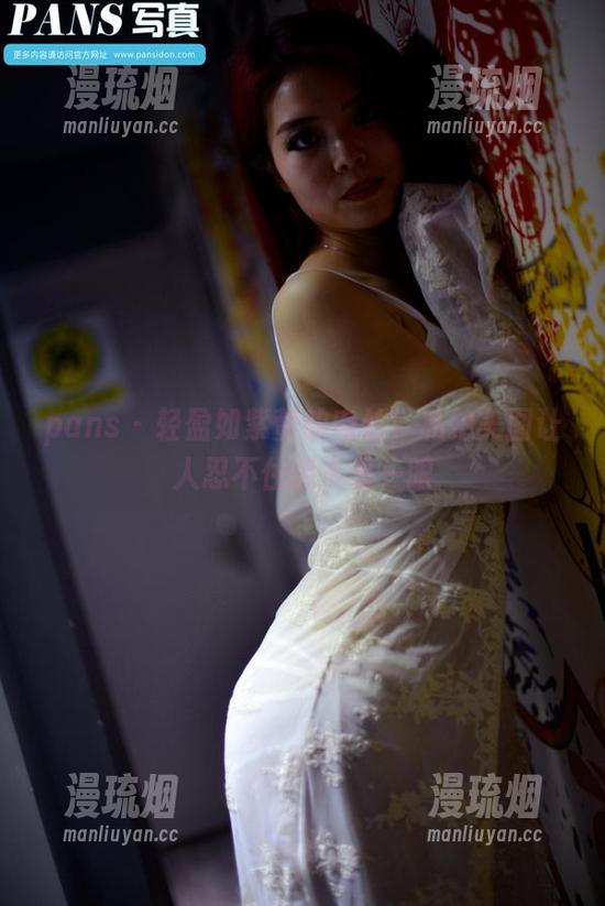 pans - 轻盈如紫萱的肉丝，私拍美图让人忍不住想多看一眼