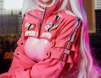 想看纯白婚纱如何搭配？仙女月大凤的高清套图来解答！