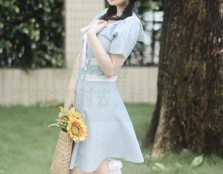 更新啦！“依依超级懒”带来的温柔写真，蛮想咕噜过去，悄悄感受一番