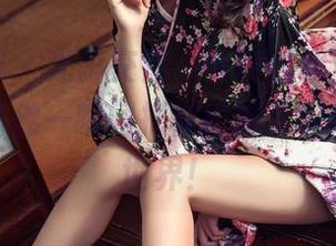 头条女神 - 光影交错，乔安的职业装高清套图，仿佛一瞬间把你拉进了职场时尚的世界！