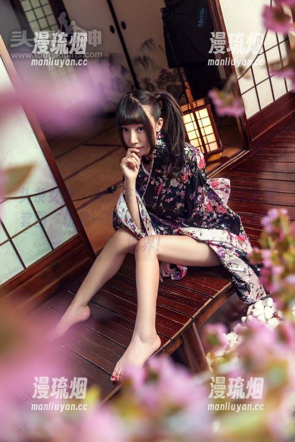 头条女神-乔安 头条女神 - 光影交错,乔安的职业装高清套图,仿佛一瞬间把你拉进了职场时尚的世界!