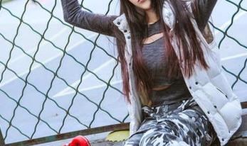 头条女神 - 想不想感受一下张蓝欣的校园气息？免费图包送给你，但记得不要太认真看内容哦！
