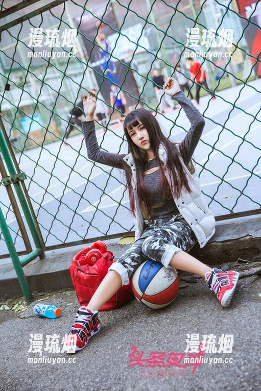 头条女神-张蓝欣 头条女神 - 想不想感受一下张蓝欣的校园气息?免费图包送给你,但记得不要太认真看内容哦!