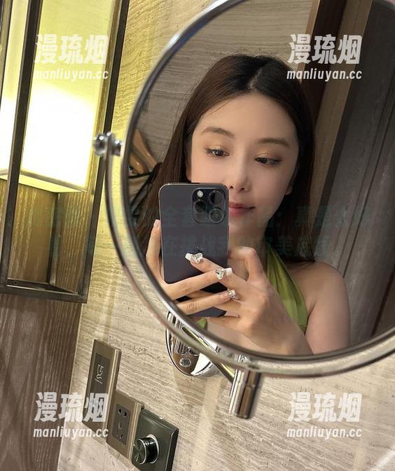 奶雯 微密圈 - 奶雯的全套眼镜作品:真是太好看,每一副都在挑战我的审美底线。