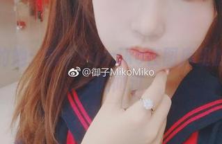 白色的她：御子Yumiko在图库里的作品一闪而过