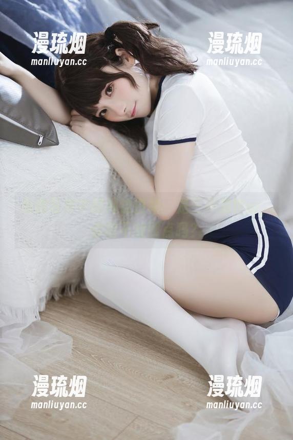 是三不是世w 私房写真中的湖边白裙:是三不是世w,你敢不放肆点吗?