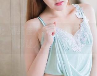果团网：清纯佳人静卧，作品里的浴室光影让人心跳加速！