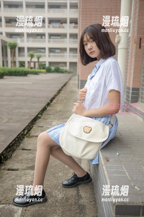 梦丝女神-小苏琪 梦丝女神 - 精选小苏琪图片:性感的小嘴唇暂时停驻在蓝色梦境