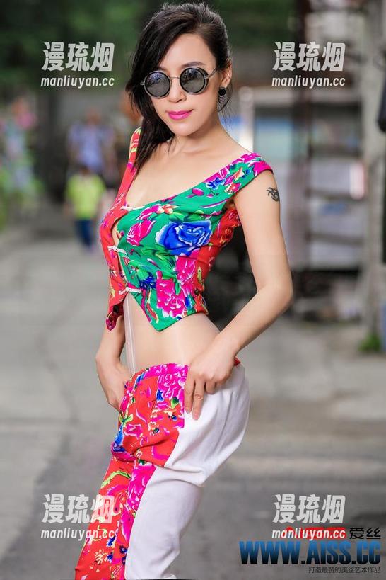 爱丝 - 如何在何冉的肉丝写真中迷失？图库带你一起畅游
