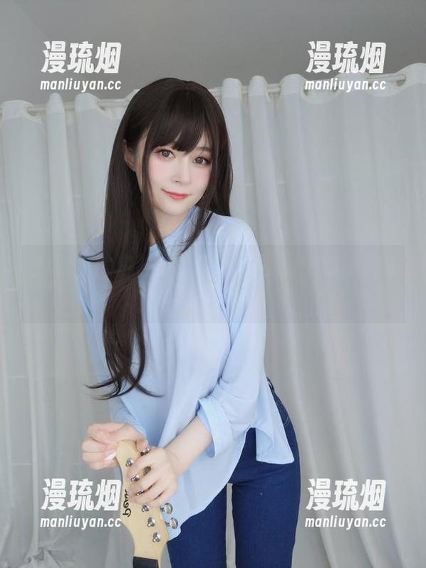 白银81 白银81的白衬衫:在高清图库中悄悄诉说着心事