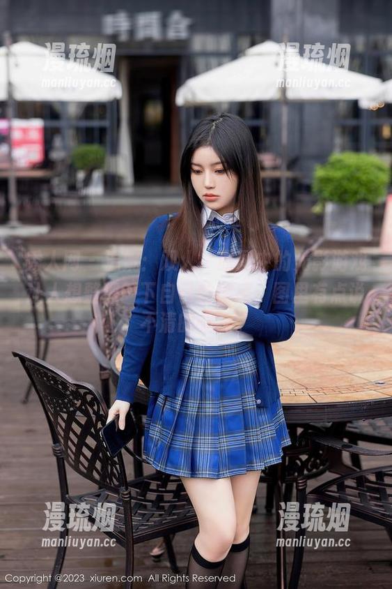 秀人网-温妮 秀人网 - 温妮:双人,原图中的光影游戏让人想整理一下自己的情感。图里有点说不清的暧昧。