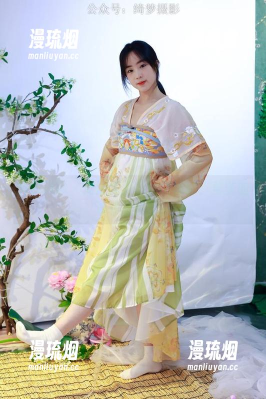 绮梦摄影-莹莹 绮梦摄影 - 游泳池旁的梦幻时刻:莹莹的泳衣图集作品