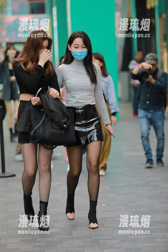 魔镜街拍-萌宝儿 魔镜街拍 - “萌宝儿”带来的灰丝最新写真资源,不容错过的可爱诱惑。